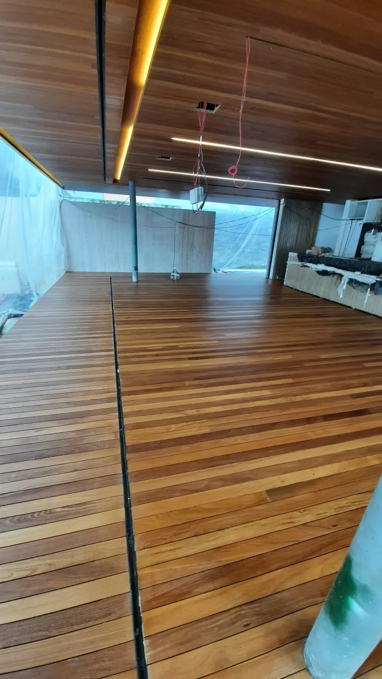 Raspagem de piso de madeira no bairro Tremembé, São Paulo — Renova Tacos