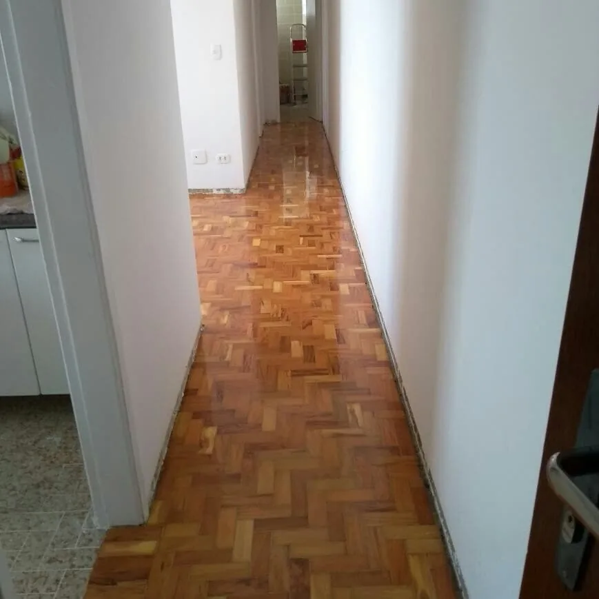 Piso de madeira restaurado pela Renova Tacos