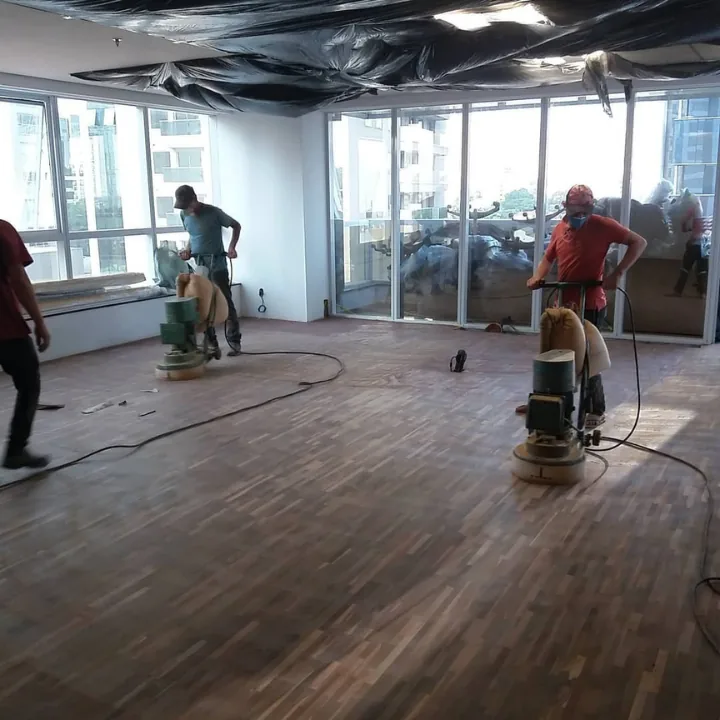 Equipe Renova Tacos lixando piso de madeira em apartamento em São Paulo