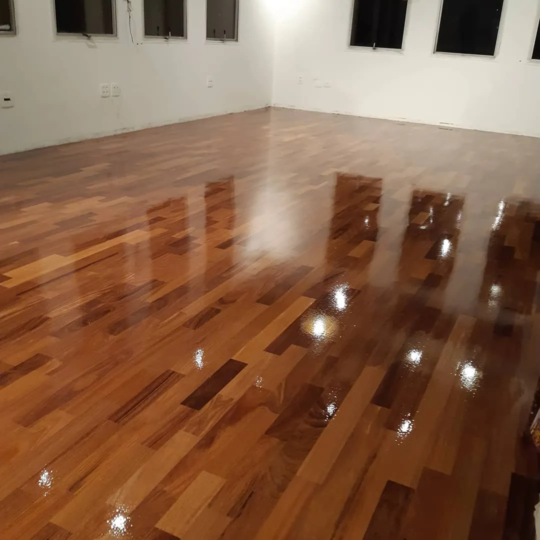 Acabamento final com verniz aplicado pela equipe Renova Tacos